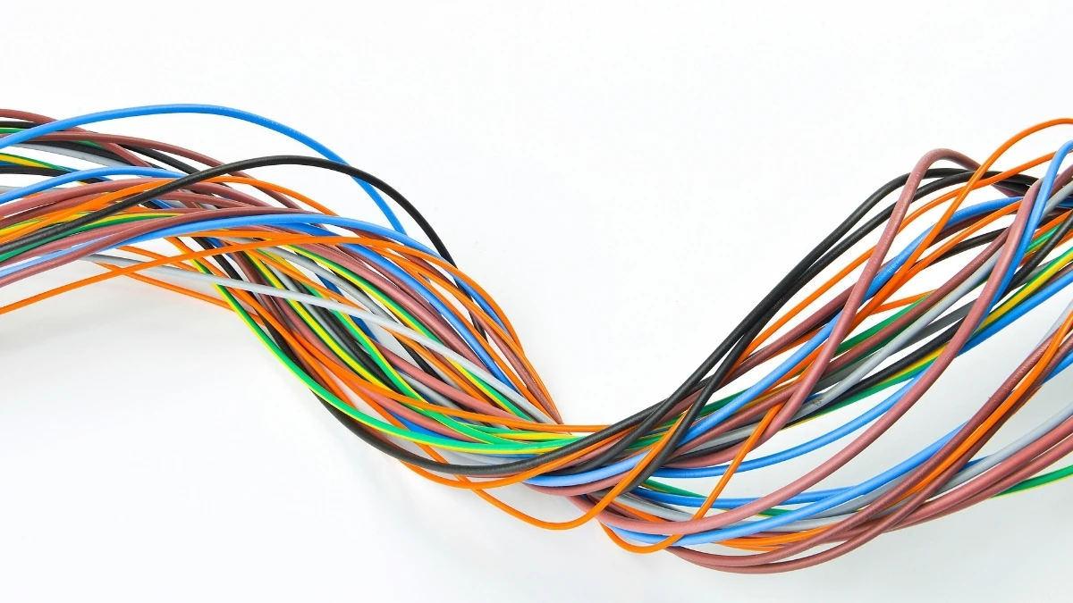 Dalga biçiminde kıvrılan çok renkli elektrik kablosu demeti